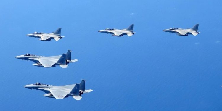 Japon savaş uçakları 77 yıl sonra Filipinler’e iniş yaptı