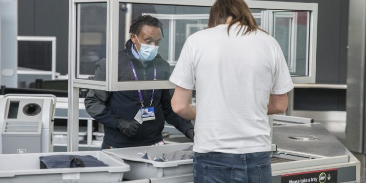 Havalimanlarında sıvı ve laptop çıkarma kuralı değişiyor