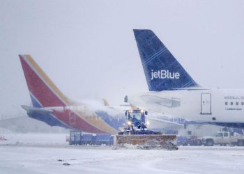 Kötü hava şartları havalimanının kapısına kilit vurdurdu