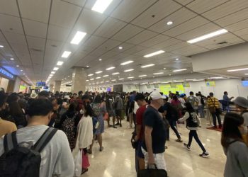 Elektrik kesintisi sebebiyle yüzlerce uçuş iptal oldu