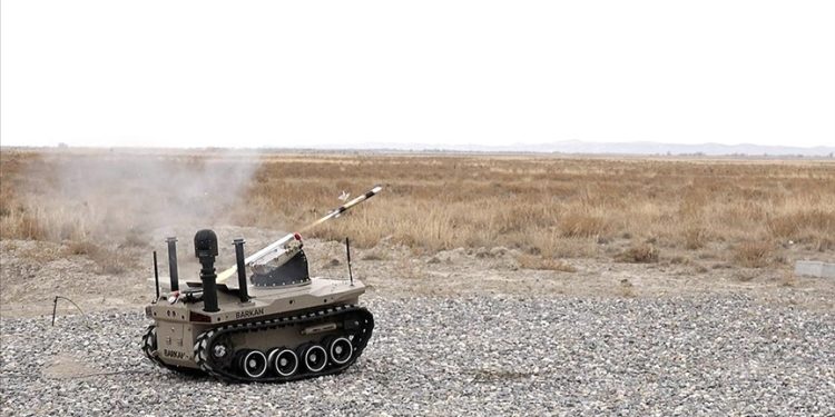 İnsansız kara aracı ‘Barkan’ güdümlü füze atışı yaptı