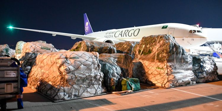 Suudi Arabistan 90 ton malzeme taşıyan bir uçak daha gönderdi