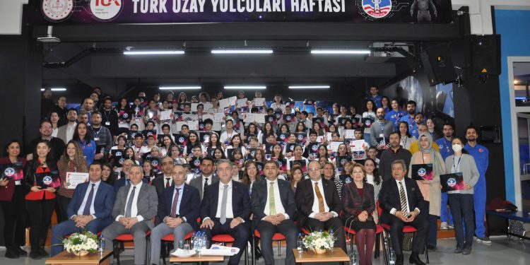 ‘Türk Uzay Yolcuları’ programı öğrencileri mezun oldu