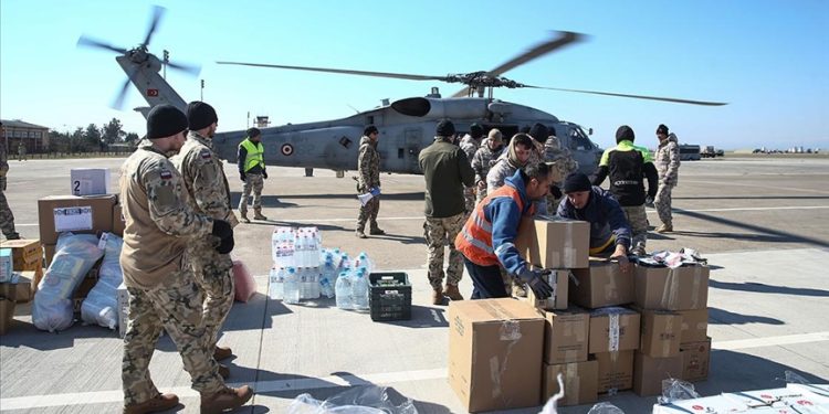Deprem bölgesine gelen yardımlar İncirlik Üssü’nden dağıtılıyor