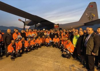 Zonguldaklı madenciler havalimanında çiçeklerle karşılandı