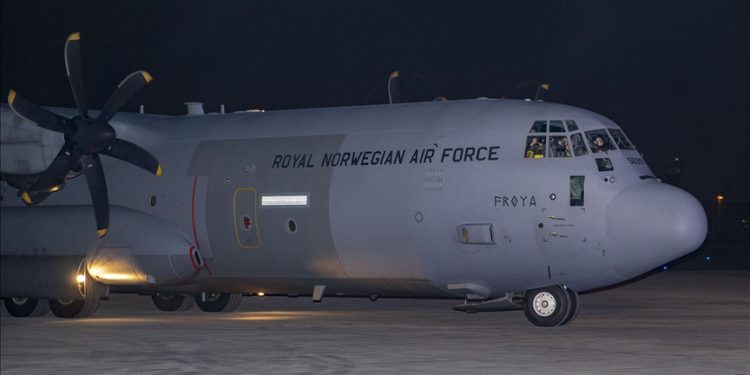 Norveç’in C-130 uçağı 22 yaralı depremzedeyi İstanbul’a taşıdı