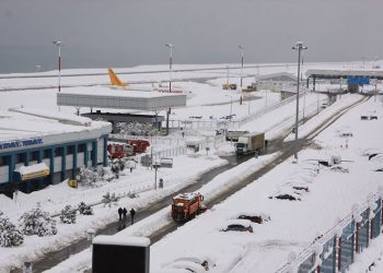 Trabzon’da hava yolu ulaşımına kar engeli