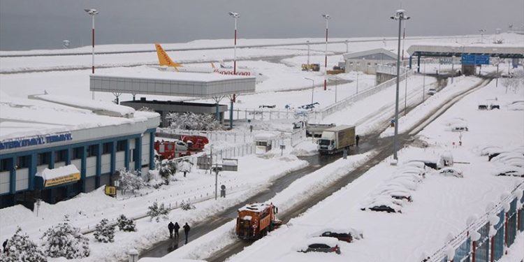 Trabzon’da hava yolu ulaşımına kar engeli