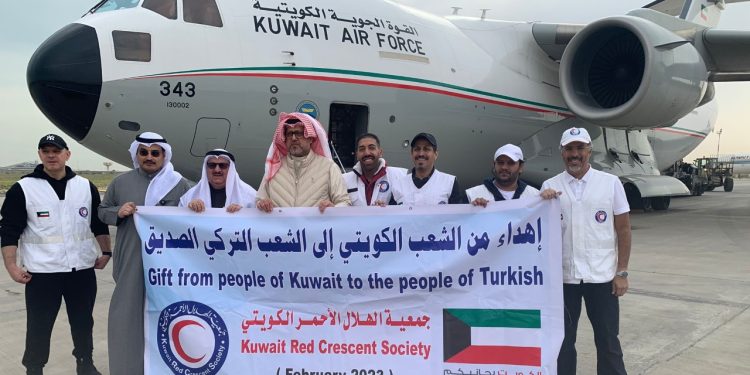 Kuveyt depremzedeler için 13’üncü yardım uçağını gönderdi