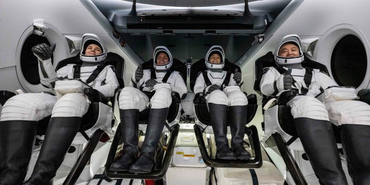 SpaceX’in 4 astronotu 6 ay süren görevden döndü