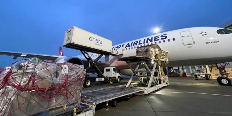 THY’nin 400. uçağı ilk tarifeli seferinde deprem bölgesine yardım taşıdı