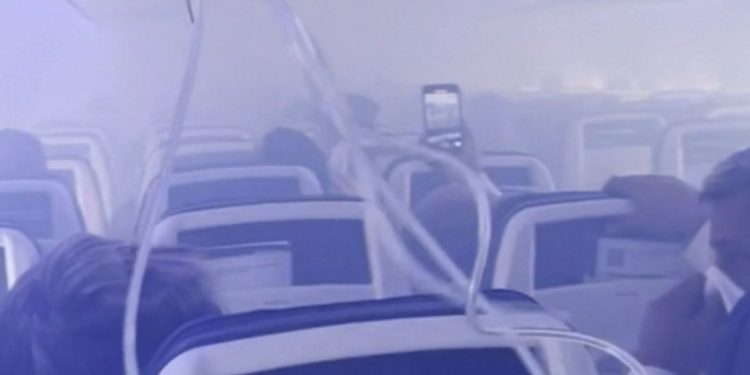 Uçak kuşlara çarptı, kabini duman kapladı