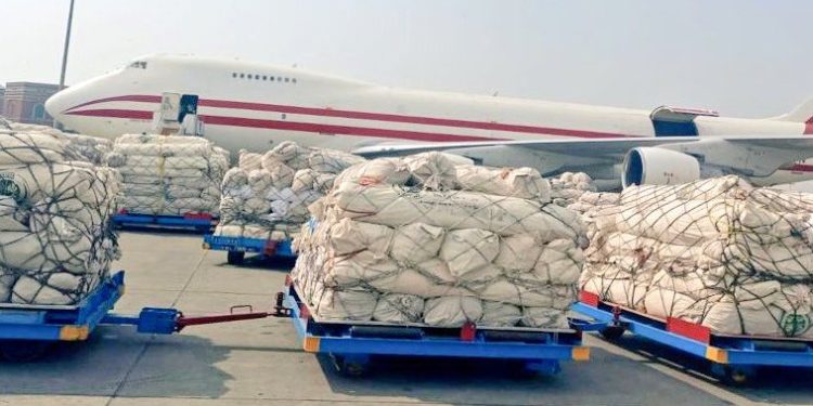 Pakistan, 30 seferle 39 bin çadır taşıdı