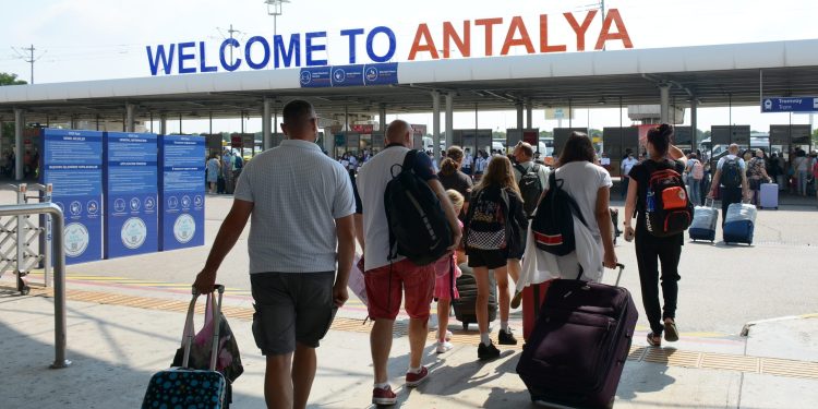 TAV ilk çeyrekte 14,2 milyon yolcuya hizmet verdi