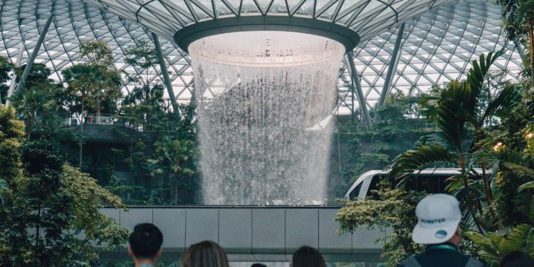 Changi Havalimanı 2 yıl sonra ücretsiz şehir turlarına başladı