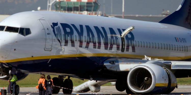 Ryanair uçağının ön dikme lastiği patladı