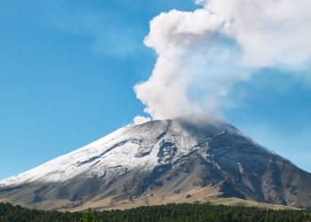 Popocatepetl’den kül yağdı, uçuşlar askıya alındı