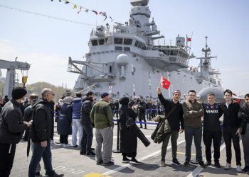 TCG Anadolu gemisine ziyaretçi akını sürüyor