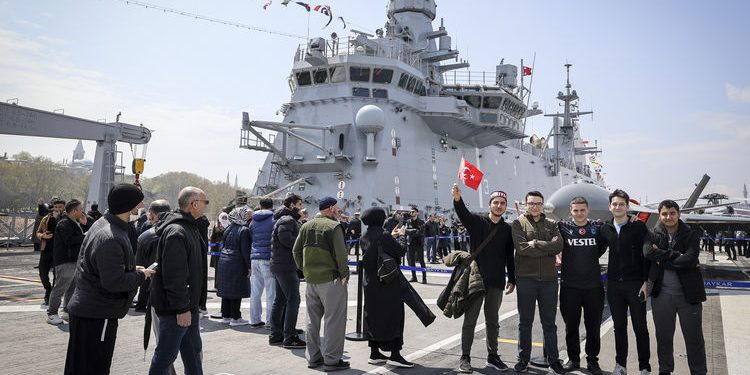 TCG Anadolu gemisine ziyaretçi akını sürüyor