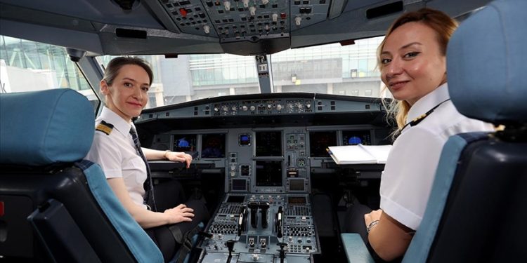 Kadın pilotlar zorluklarına rağmen kokpitte olmayı seviyor