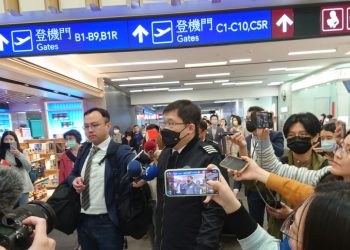 Uçak 16 saat rötar yaptı! Havayolunun başkanı özür dilemek için yanlarına uçtu