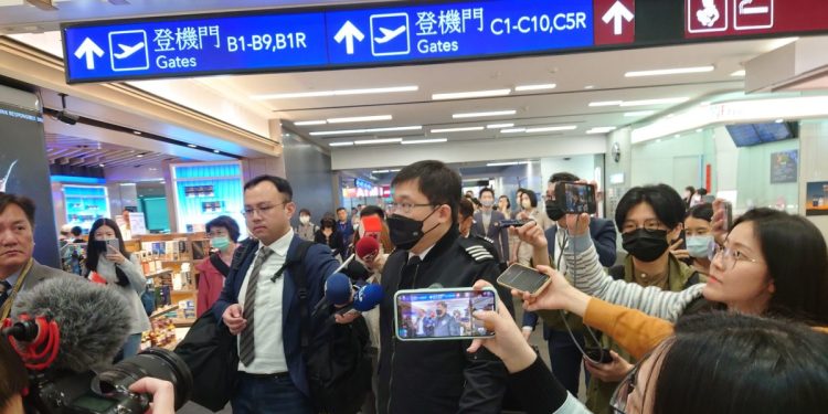 Uçak 16 saat rötar yaptı! Havayolunun başkanı özür dilemek için yanlarına uçtu