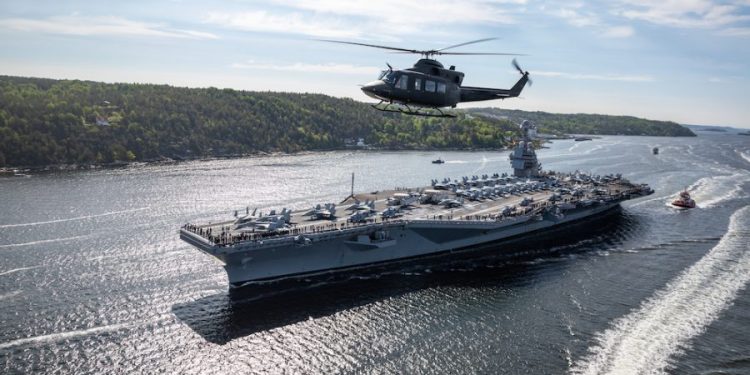 Dünyanın en büyük uçak gemisi Norveç’e demirledi