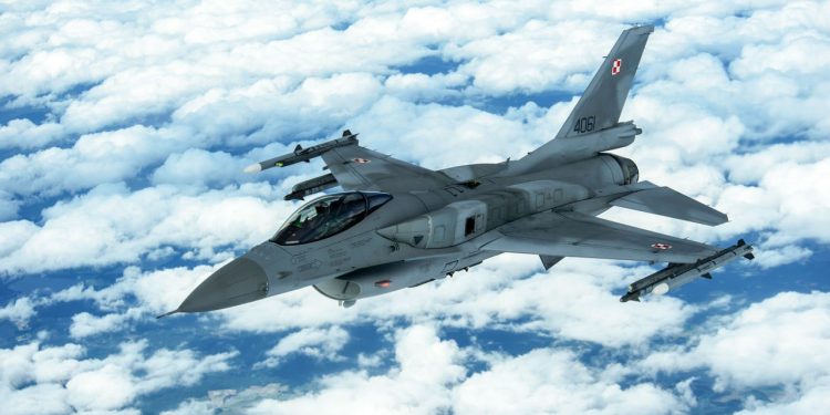 AB: Ukraynalı pilotların F-16 eğitimi başladı