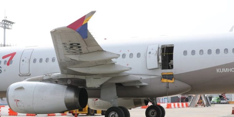 Uçağın acil çıkış kapısını açmıştı: “Hızlıca inmek istedim”