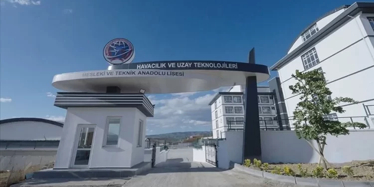 Türkiye’nin ilk uzay ve havacılık lisesi açıldı