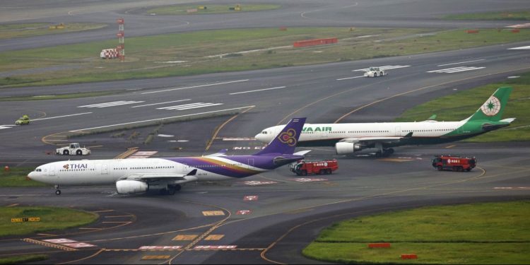 Kalkış öncesi iki yolcu uçağı temas etti, pist kapatıldı