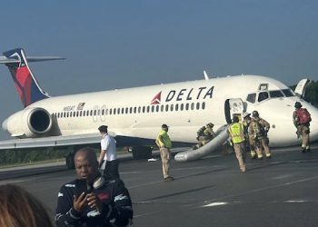 Delta uçağı ön iniş takımı açılmadan iniş yaptı