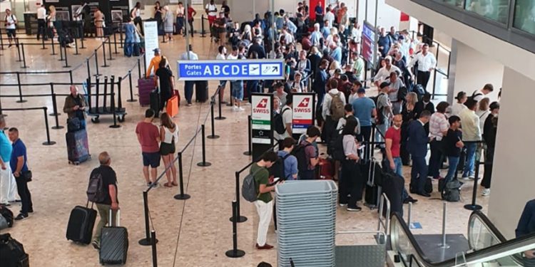 Çalışanlar greve gitti, onlarca uçuş iptal edildi