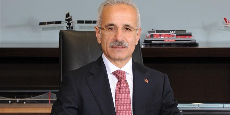 Bakan Uraloğlu, havalimanlarında rekor kırıldığını bildirdi