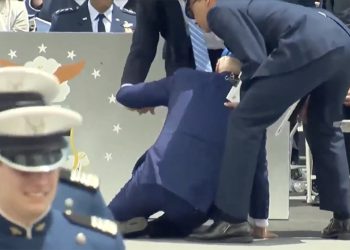 Biden, ABD Hava Kuvvetleri mezuniyet töreninde yere düştü