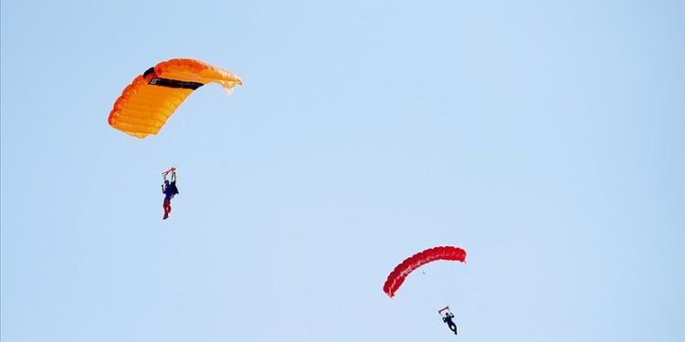 Sivrihisar’da adrenalini tavan yaptıran paraşüt günleri