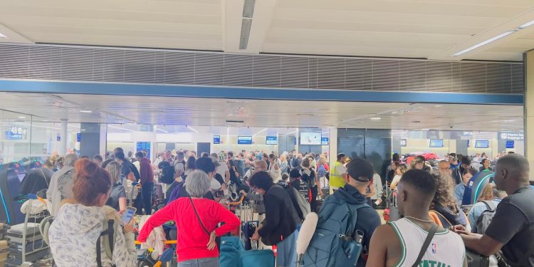 Rötarlar devam ediyor: Paris-Orly’de sistem arızası