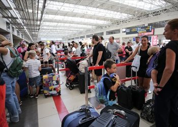 Turizm merkezlerindeki havalimanlarından 102 milyondan fazla yolcu uçtu
