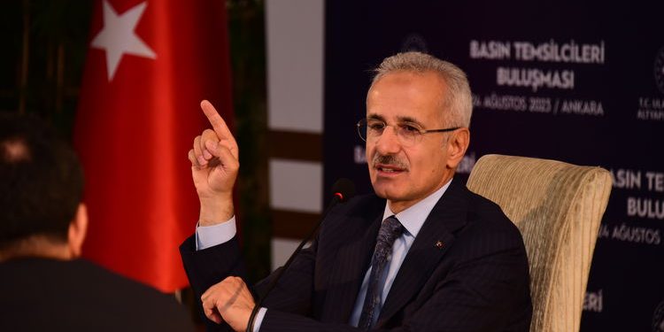 Bakan Uraloğlu: Hatay Havalimanı bulunduğu yere inşa edilecek