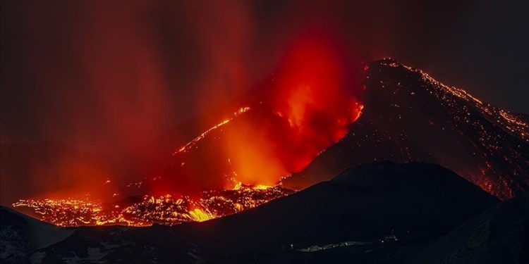 Etna Yanardağı patlaması Katanya’da uçuşları durdurdu
