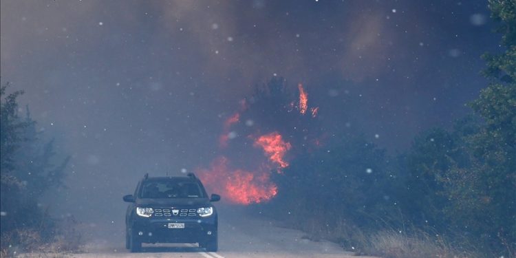 Yunanistan’daki orman yangını havaalanına yaklaştı