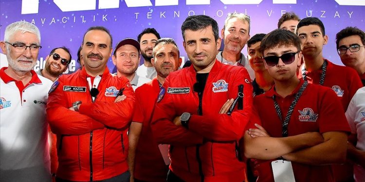 Bakan Kacır: Gökyüzüne Türk’ün imzasını atmaya devam edeceğiz