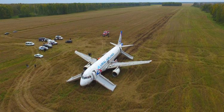 Tarlaya acil iniş yapan Ural Airlines uçağının yolcusu: Panik yaşanmadı