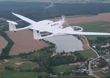 Dünyada ilk; Hidrojenli-elektrikli uçak pilotlu havalandı