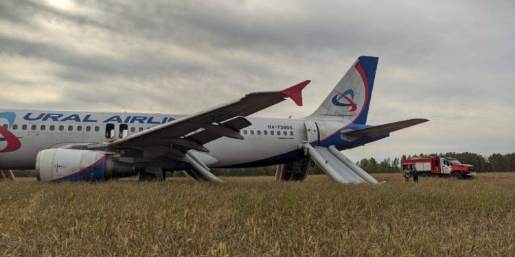 170 yolcunun bulunduğu uçak tarlaya acil iniş yaptı