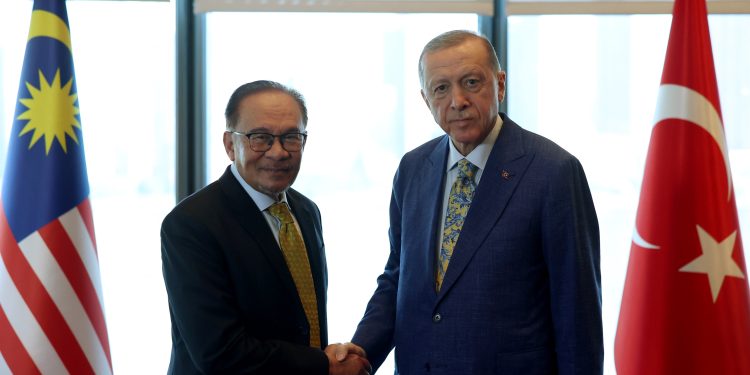 Erdoğan ve Malezya Başbakanı, savunma sanayinde işbirliğini görüştü