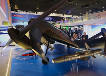 Kuyruk üzerine oturan İHA Londra’da sergilendi