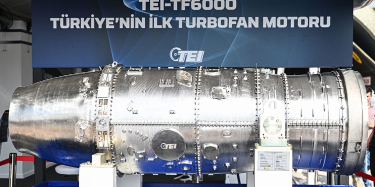 Türkiye’nin milli uçak motoru vitrine çıktı