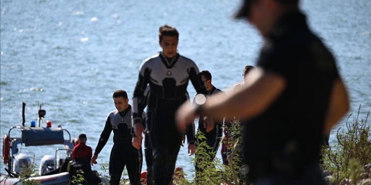 Baraja düşen helikopterdeki 3 personeli arama kurtarma çalışmaları sürüyor