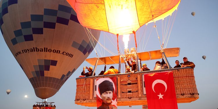 Kapadokya semaları Türk bayraklarıyla renklendi